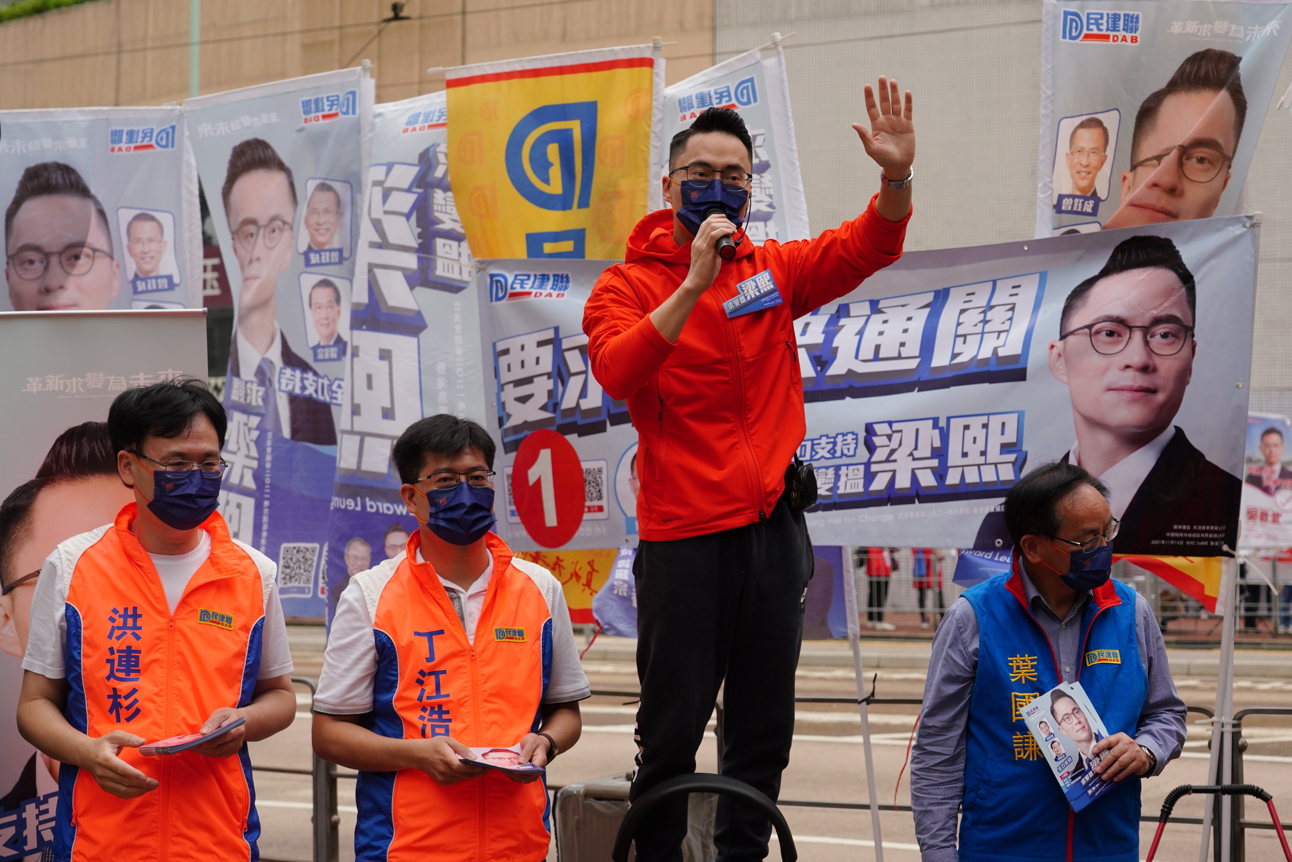 各地區候選人密鑼緊鼓拉票 擺街站鬥宣傳選戰升溫