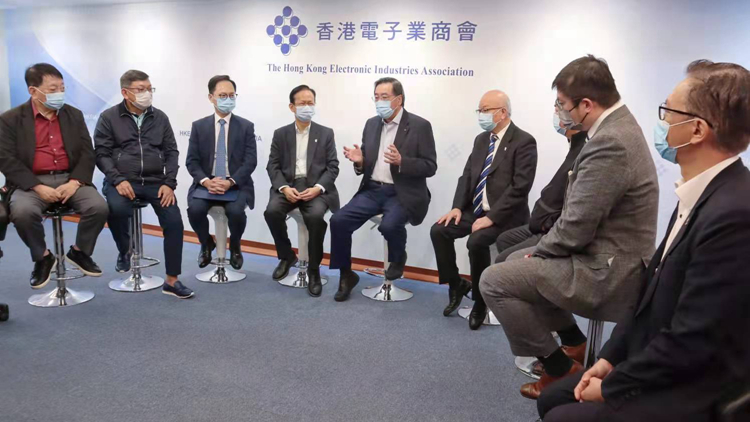 有片｜梁君彥與香港電子業商會代表會面 籲積極投票