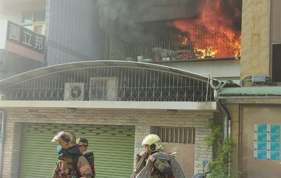 台南市一公寓發生火災多人受困 起火原因疑不單純
