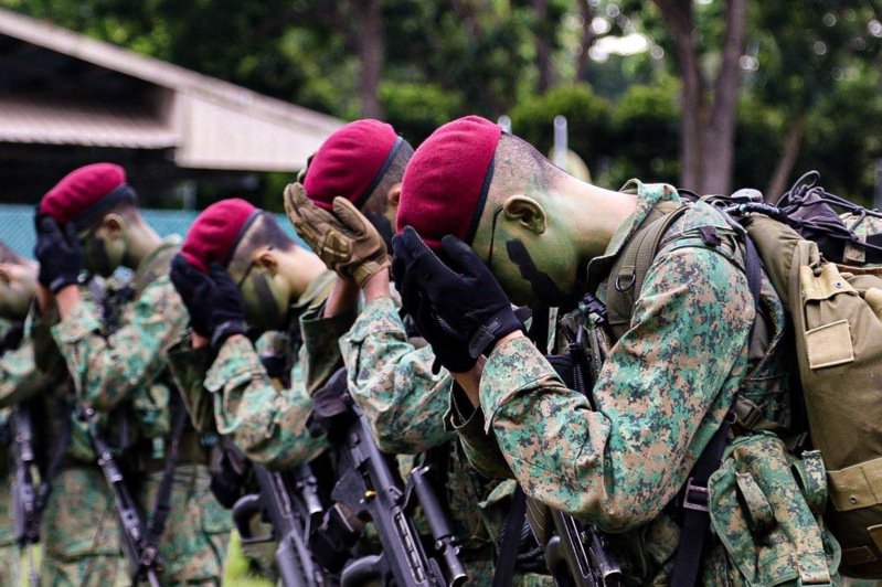 傘兵意外着陸曝光新加坡部隊在台訓練 台媒：台新已恢復「軍事合作」