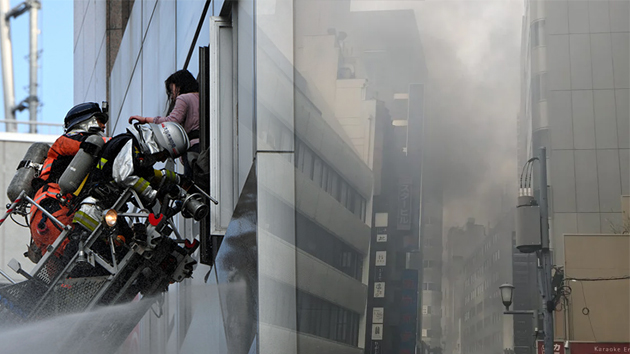 日本大阪市鬧市區一棟大樓起火 日媒：已有27人心肺功能停止