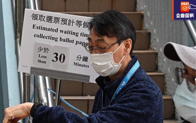 各投票站工作人員將豎立告示牌 提醒選民預計輪候時間