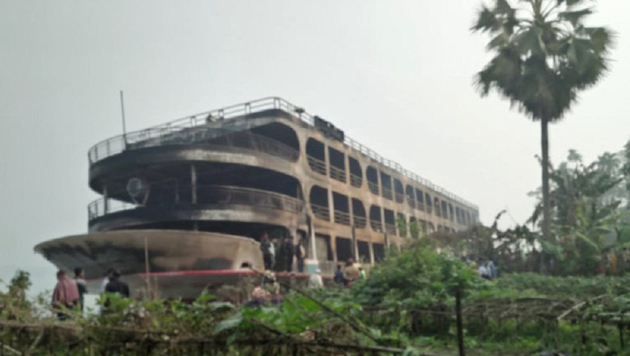孟加拉國渡輪起火致32人死 現場乘客跳河逃生