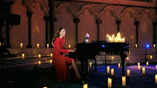 英國王妃凱特聖誕鋼琴首秀  獲贊「被皇室耽誤的音樂家」
