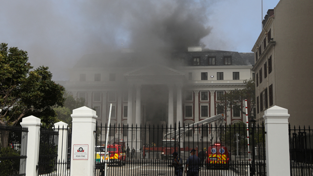 南非議會大廈突起火 現場濃煙滾滾