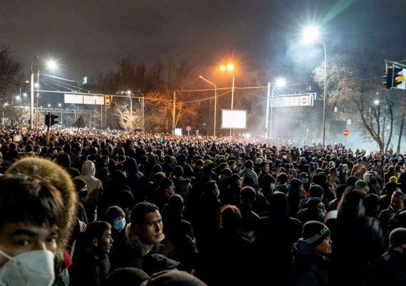 哈薩克斯坦進入緊急狀態  已致數百人死傷 維和部隊將赴哈