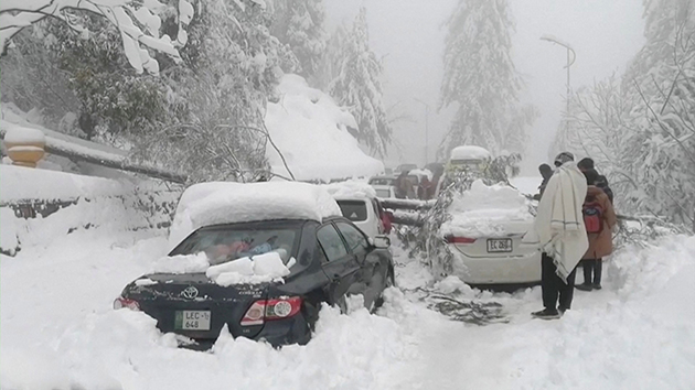 巴基斯坦景區暴雪致21人困車內喪命 包括9名兒童