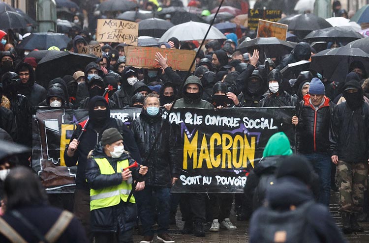 法國逾10.5萬人上街示威 抗議疫苗通行證法案