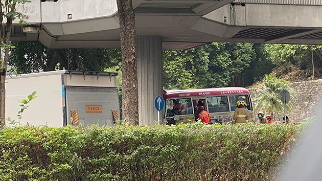 葵涌梨木道小巴與客貨車相撞 至少8人受傷