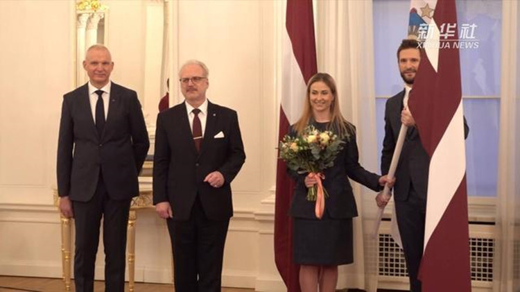 拉脫維亞總統為參加北京冬奧會的拉脫維亞代表團授旗