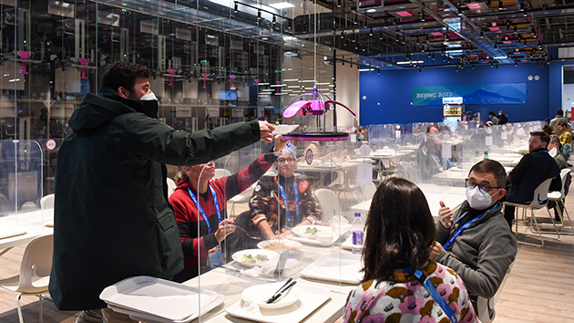 探訪冬奧會智慧餐廳：機器人大廚「師出名門」，各色美食「滿天飛」！