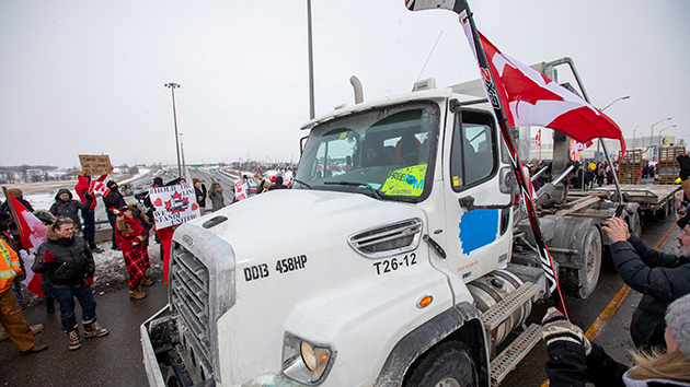 反對疫苗強制令 加拿大70公里長卡車車隊衝向首都