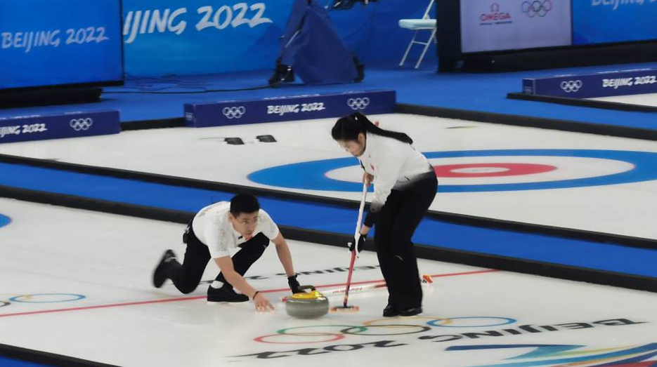 中國冰壺混雙隊憾負世界冠軍英國隊基本無緣四強