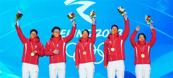 中國短道速滑隊登上北京冬奧會最高領獎台