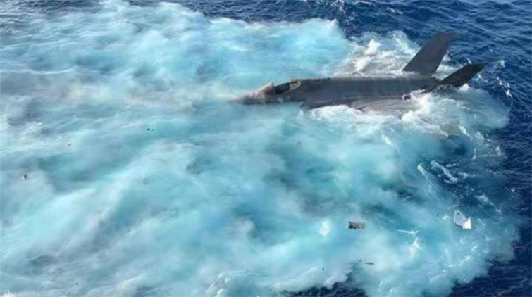 美媒曝F-35C墜南海最新畫面：變一團火球 碎片橫飛