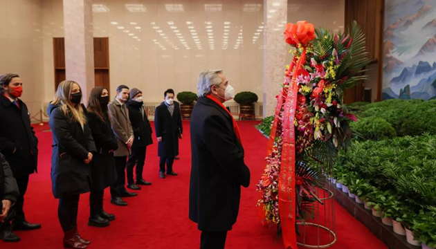 阿根廷總統參觀瞻仰毛主席紀念堂並敬獻花圈