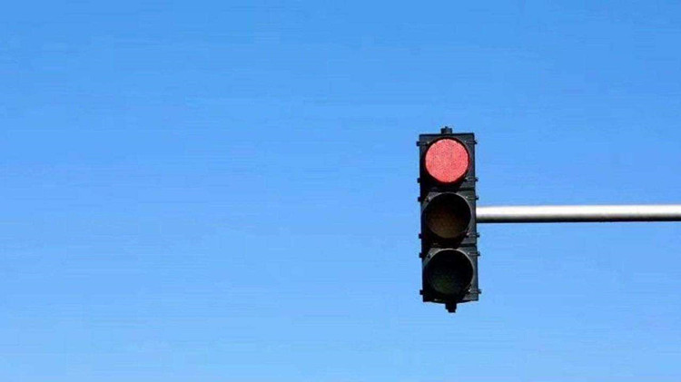 保障疫情防控  廣西靖西全城路口交通信號燈調成紅燈