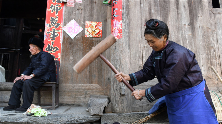 國家發改委：不能讓農村老人八九十歲還要自己劈柴做飯