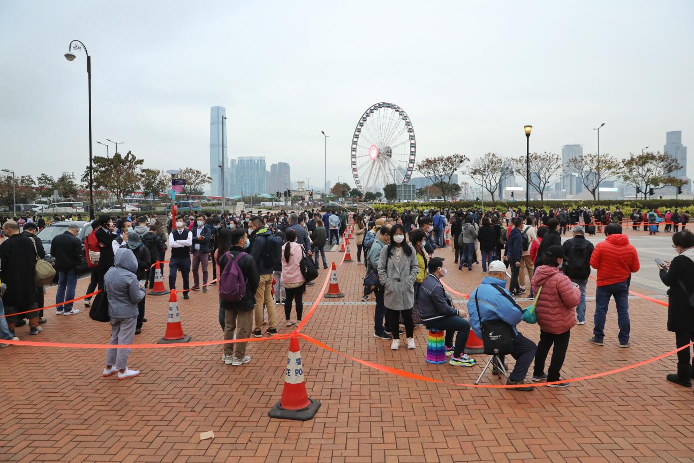 單日確診迅疾破千 多區急診室嚴重超負荷