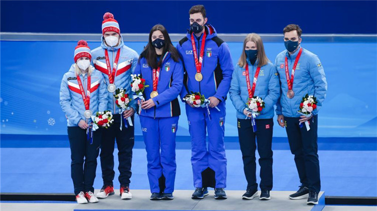 上海一男子發現同事請假參加冬奧會 為冰壺混雙銅牌得主