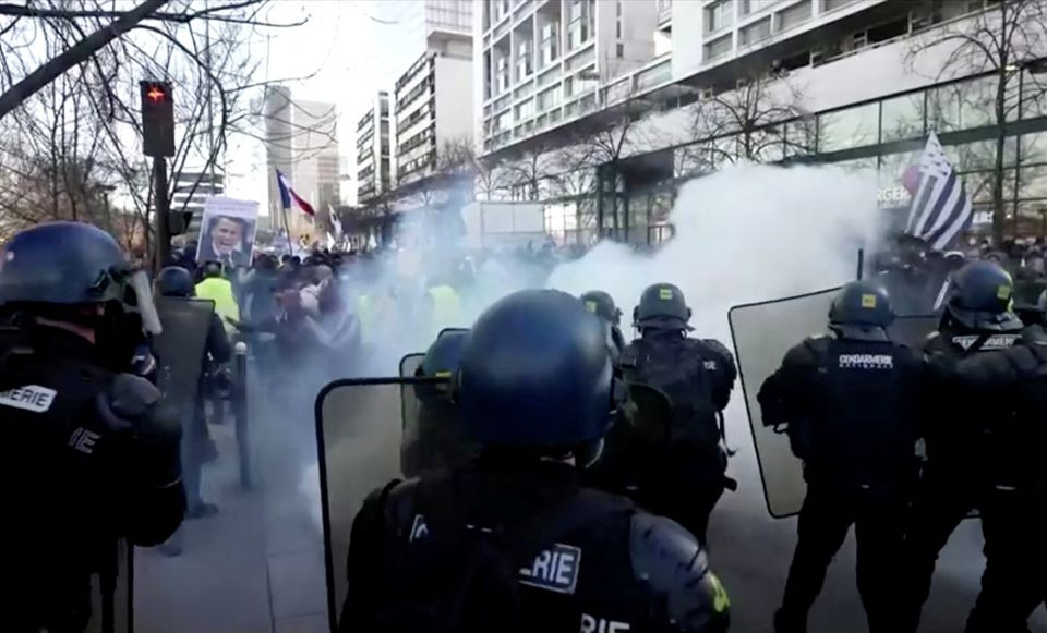 反疫苗示威者聚集法國巴黎 警方動用催淚瓦斯驅趕