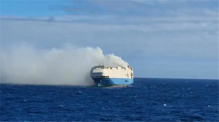北大西洋海域一貨船起火 載有數千輛豪車船員棄船逃生