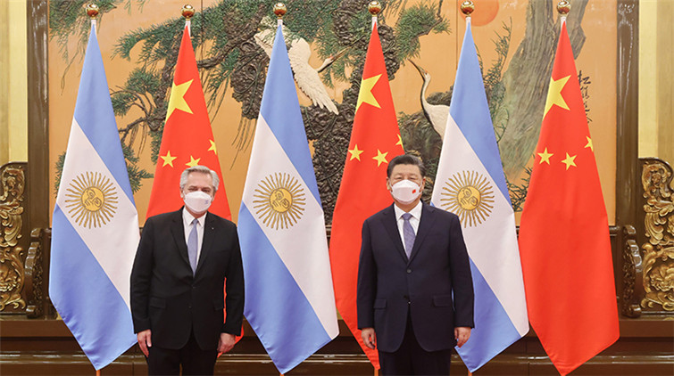 習近平同阿根廷總統費爾南德斯就中阿建交50周年互致賀電