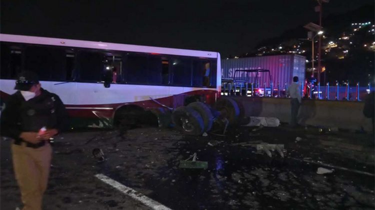 墨西哥一客運車輛高速路上翻車 至少25人受傷