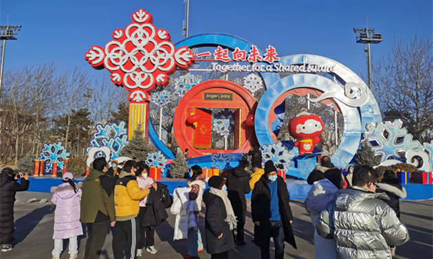 有片 | 冬殘奧開幕 市民排起長隊購買「雪容融」