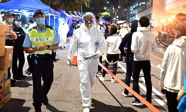 同心抗疫 | 香港警方機動部隊人員化身圍封強檢主力軍