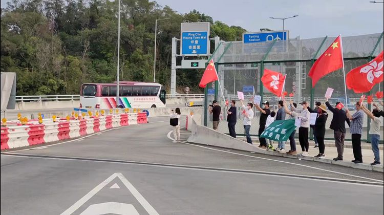 有片｜打鼓嶺區居民歡迎內地援港醫護團隊 致敬逆行者