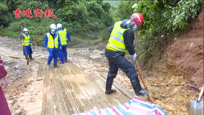 有片 | 墜機搜救工作在雨中繼續 竹排鋪路保障核心區進場道路暢通