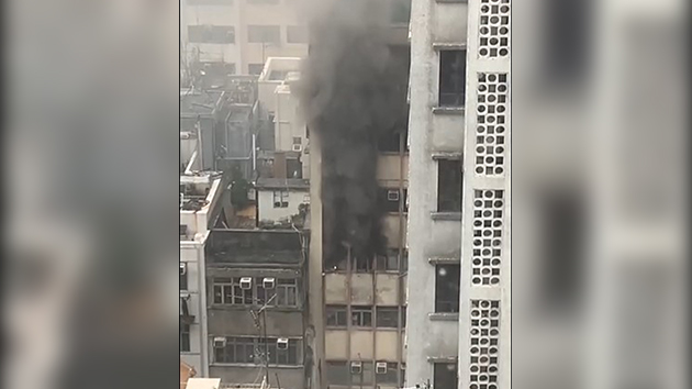 有片｜油麻地一大廈起火冒濃煙 4傷者獲救