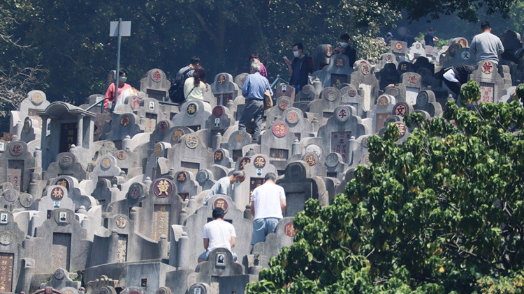本港兩年五波疫情已有8349人離世  林鄭對疫歿者深表哀悼