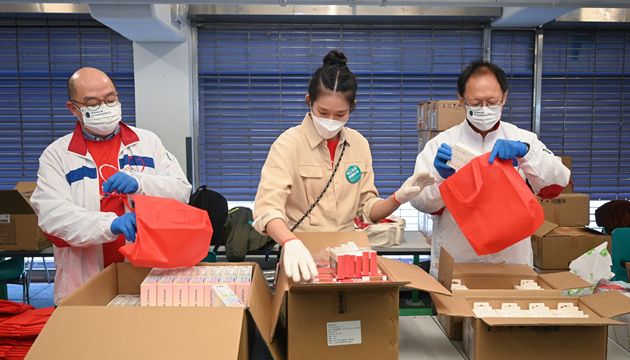 香港賽馬會義工隊協助包裝11000個抗疫福袋支援弱勢社群