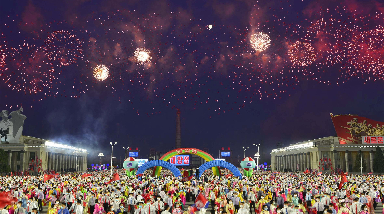 圖集 | 朝鮮平壤民眾遊行 慶祝已故領袖金日成誕辰110周年