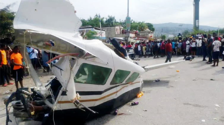 海地一架小型飛機降落時墜毀致5死多傷 海地總理發推哀悼