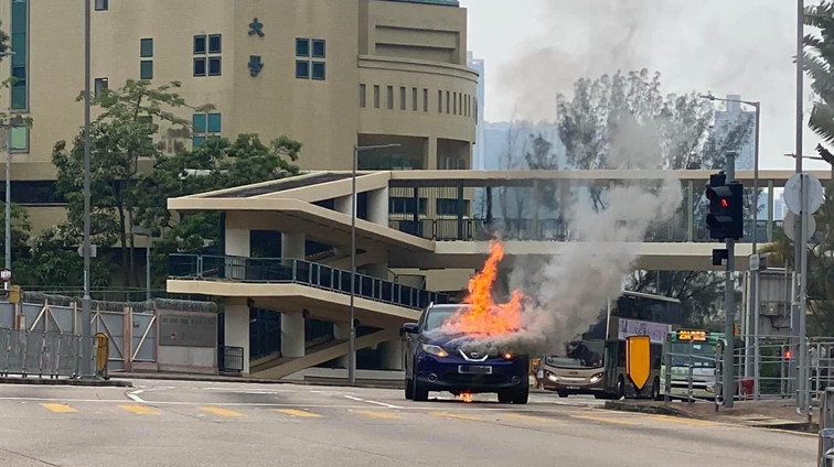 九龍塘私家車自燃 司機逃生無人受傷