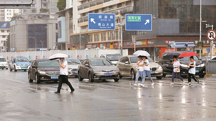 深圳發布今年首個暴雨紅色預警 全市進入暴雨緊急防禦狀態