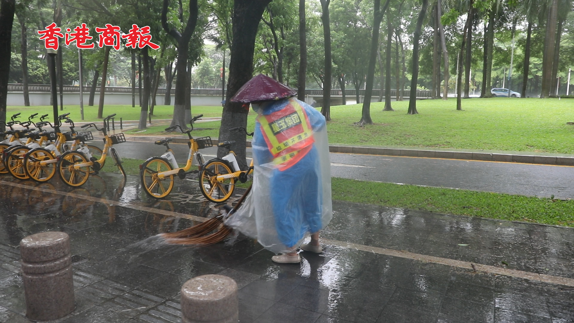 有片丨深圳暴雨中的風景線 環衛工人在行動