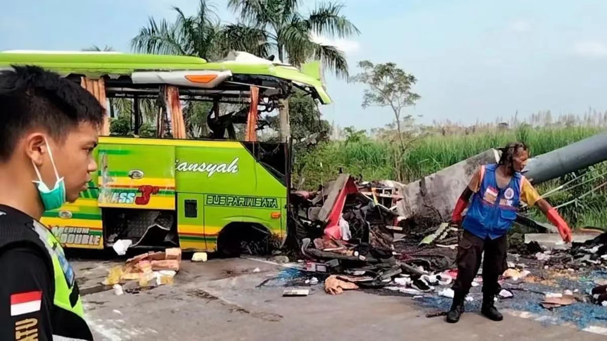 印尼一旅遊巴士翻車致15人死亡