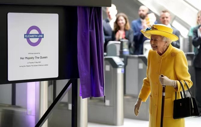 英女王參觀倫敦地鐵  為伊利沙伯線揭幕