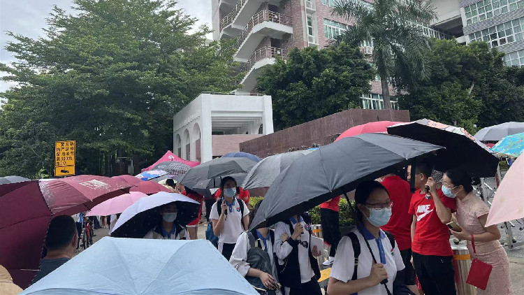 有片｜直擊高考首日 深圳學子雨中迎首考 家長花式加油助陣