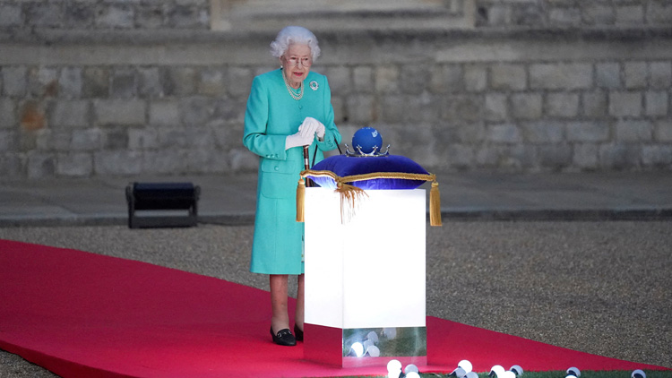英國政府送上特製音樂盒 慶祝女王登基70周年