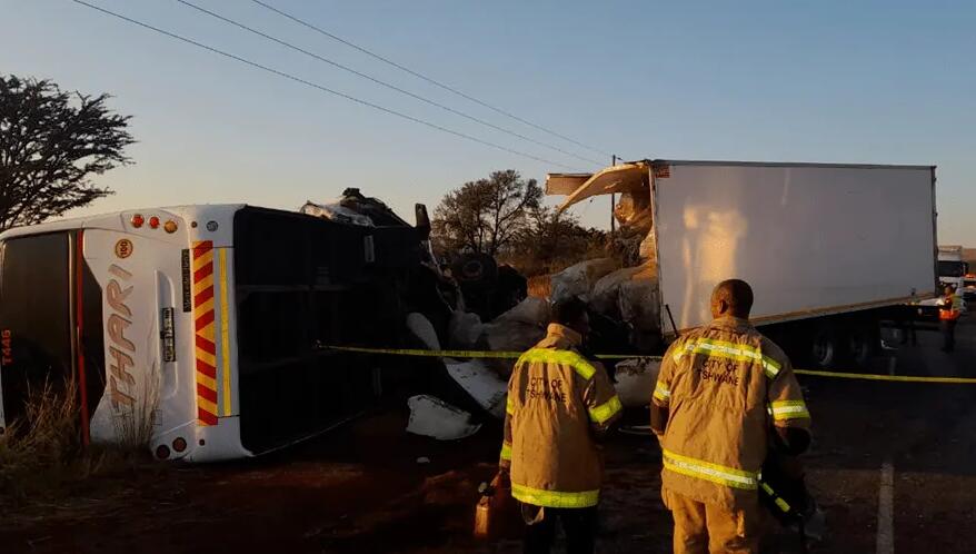 南非一大巴與卡車高速路上迎面相撞 已致15死37傷