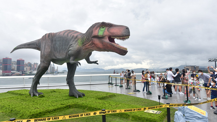 圖集丨巨型恐龍「襲港」大批恐龍迷打卡朝聖