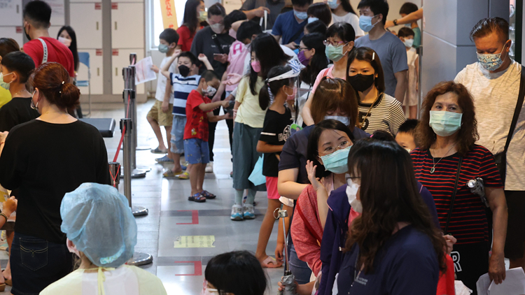 台灣11日新增79598例本土確診病例 再多211名患者死亡