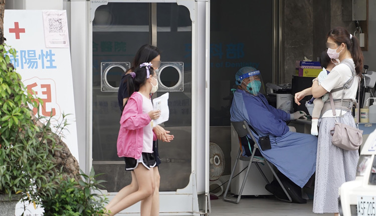 台灣單日新增50657例確診病例 其中2727名學生染疫