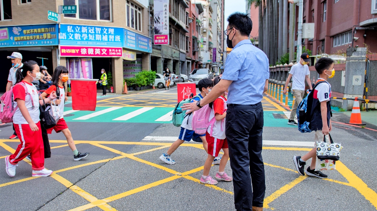 台灣學生確診累計破30萬例 全台4263校停課