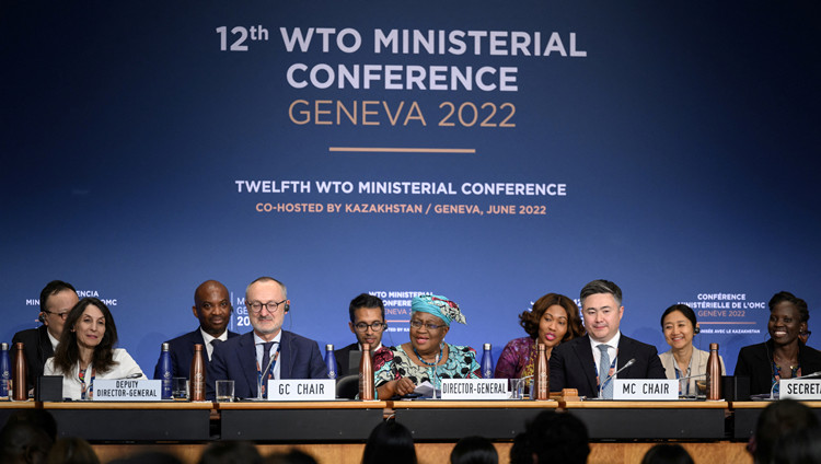 WTO第12屆部長級會議在暫停執行新冠疫苗專利等方面達成協議